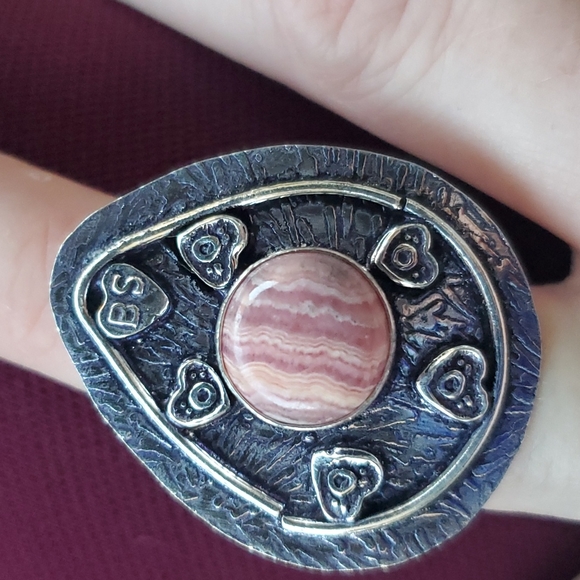 New Rhodochrosite Engraved Heart Shaped Silver Ring. - Picture 4 of 13